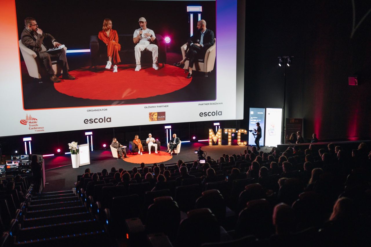 Kama Kotowska podczas panelu na dużej scenie konferencyjnej