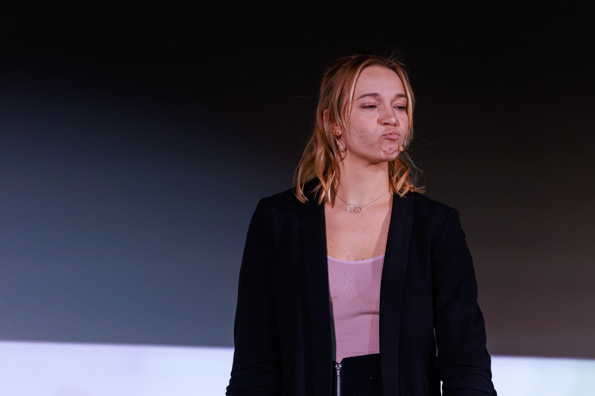 Kama Kotowska podczas wystąpienia na scenie I Love Marketing